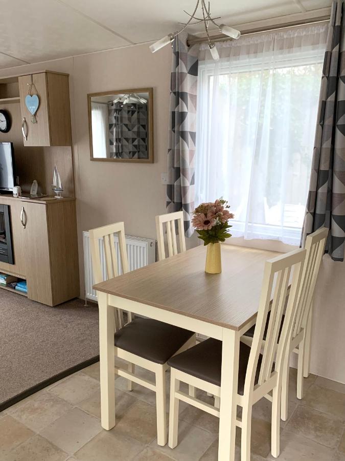 Mollys Retreat Pet Friendly Three Bed Caravan With Small Garden Newquay Bay Resort Quieter Area Of Park Extérieur photo