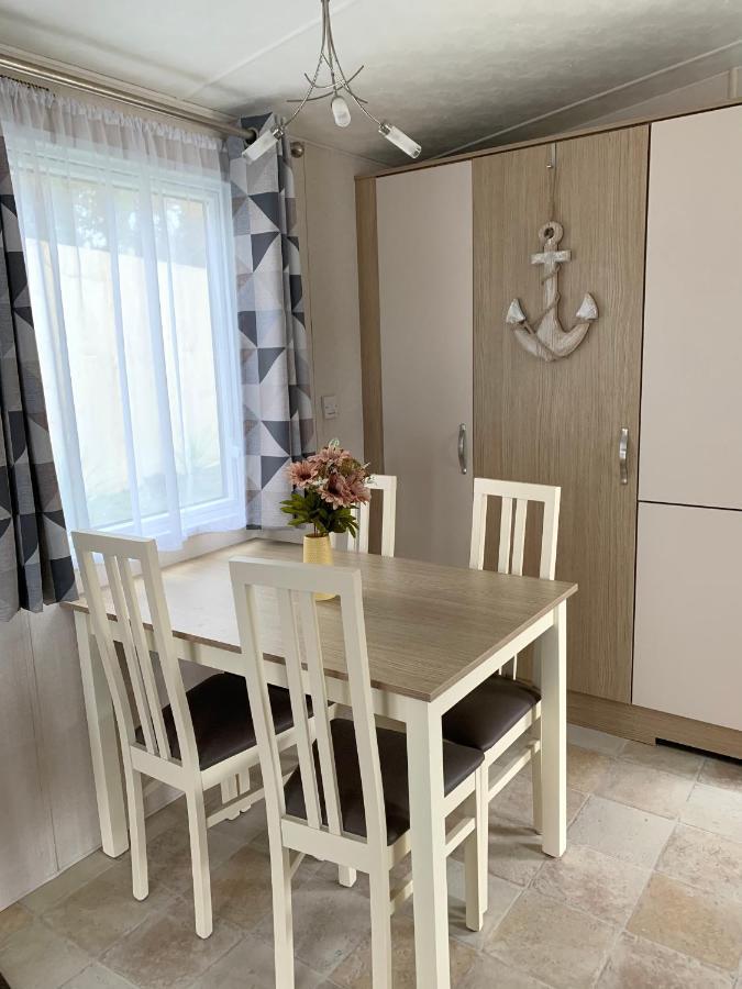 Mollys Retreat Pet Friendly Three Bed Caravan With Small Garden Newquay Bay Resort Quieter Area Of Park Extérieur photo