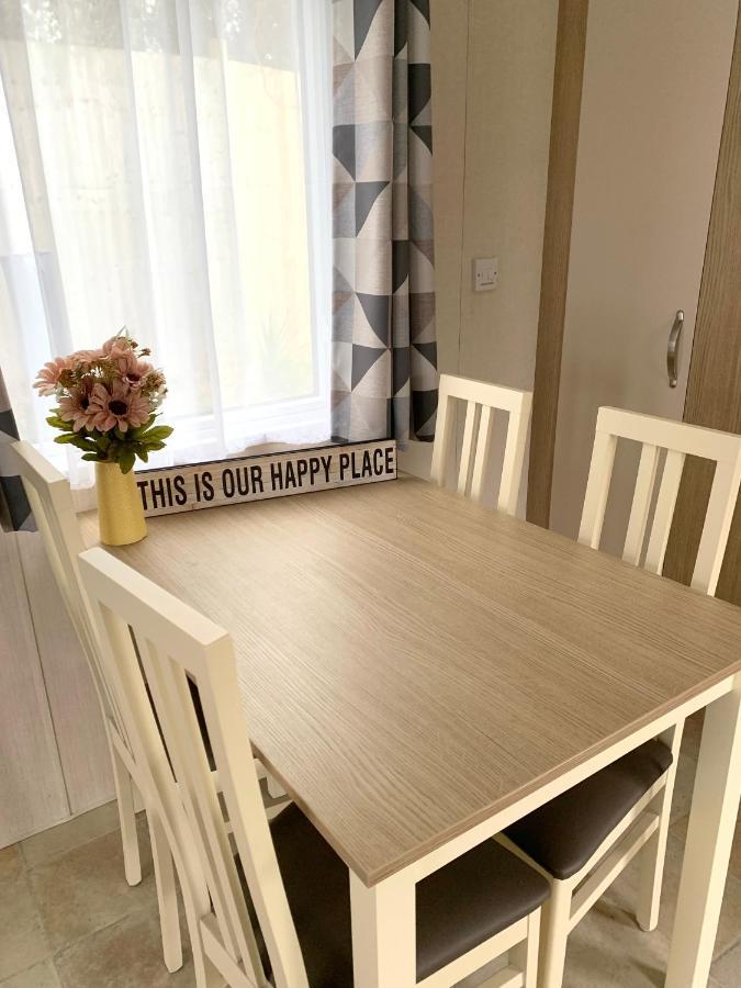 Mollys Retreat Pet Friendly Three Bed Caravan With Small Garden Newquay Bay Resort Quieter Area Of Park Extérieur photo
